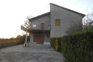 Casa indipendente di 300 m² con più di 5 locali e 