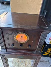 Radio d’epoca in legno con quadrante illuminato