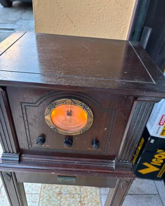 Radio d’epoca in legno con quadrante illuminato