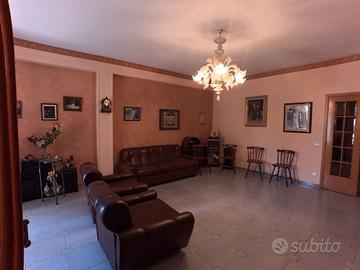 Ampia casa singola con garage e terrazza