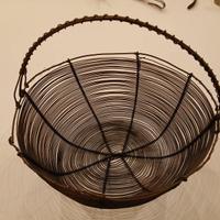 Antico cesto portauova in ferro intrecciato a mano