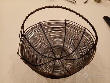 Antico cesto portauova in ferro intrecciato a mano