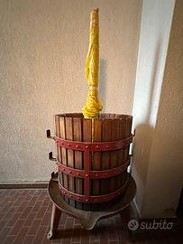 Torchio per vino tradizionale in legno e ghisa
