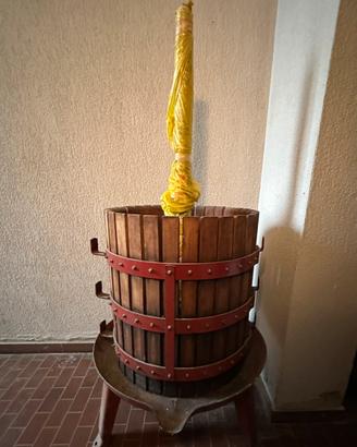 Torchio per vino tradizionale in legno e ghisa