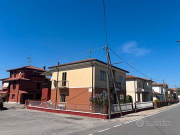 Casa (due appartamenti)