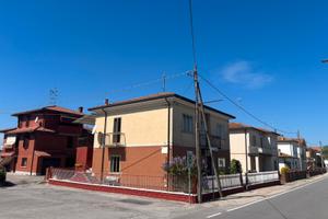 Casa (due appartamenti)