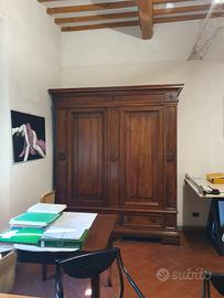 ARMADIO IN LEGNO MASSELLO NOCE