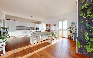 Elegante 4 vani recente con ampie verande vivibili