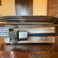 Bilancia pesa neonati