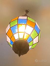 Lampadario in vetro e ferro battuto