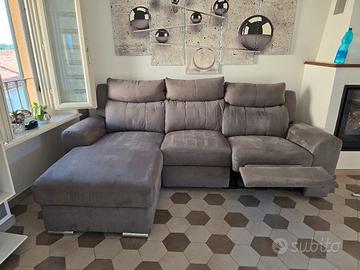 Divano con penisola e recliner