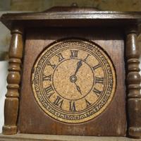 finto orologio in legno da tavolo con listarelle 