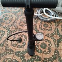 Pompa con misuratore di pressione