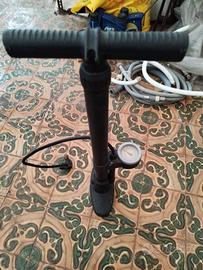 Pompa con misuratore di pressione