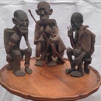 tre vecchie statuette tribali in legno