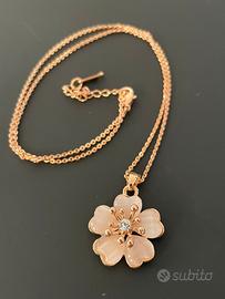 Collana con decorazione floreale in giada
