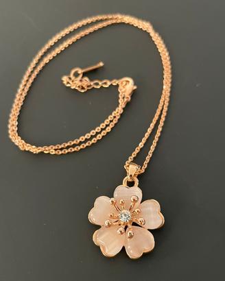 Collana con decorazione floreale in giada