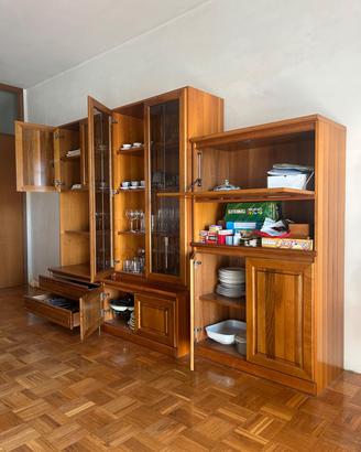 Arredo quasi completo in legno massello
