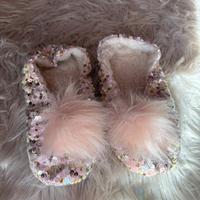 Pantofole con paillettes rosa e pon pon pelosi