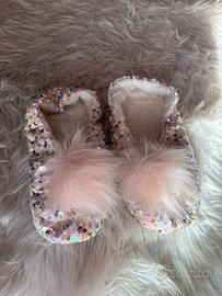 Pantofole con paillettes rosa e pon pon pelosi