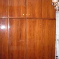 Armadio in legno con tre moduli.