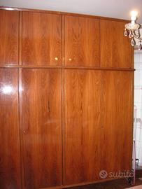 Armadio in legno con tre moduli.