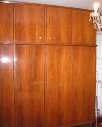 Armadio in legno con tre moduli.