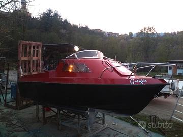 Barca con motore