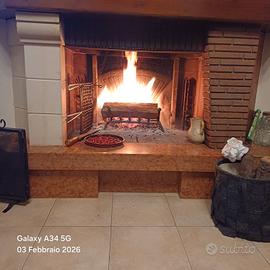 Camino a focolare aperto con finiture in marmo e m