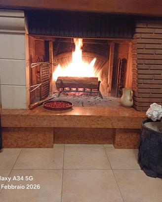 Camino a focolare aperto con finiture in marmo e m