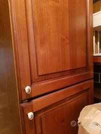 colonna frigorifero in legno  con frigorifero