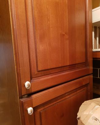 colonna frigorifero in legno  con frigorifero
