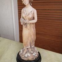 Statua in terracotta fanciulla con fiori