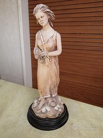 Statua in terracotta fanciulla con fiori