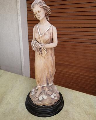 Statua in terracotta fanciulla con fiori