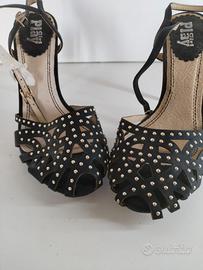 Sandali neri con borchie – NUOVI – Numero 39