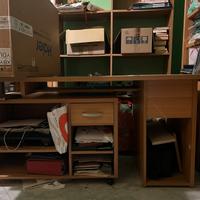 Scrivania in legno con contenimento multiplo