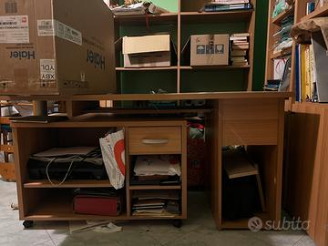 Scrivania in legno con contenimento multiplo