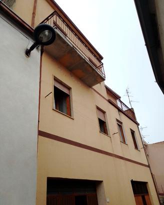 Anela - Palazzina mq. 500 zona centrale