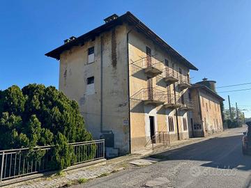 Palazzo / Stabile di 350 m² con più di 5 locali a 