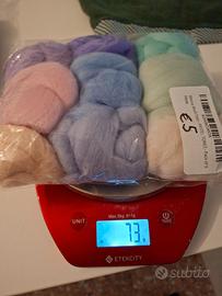 Lana cardata e libro