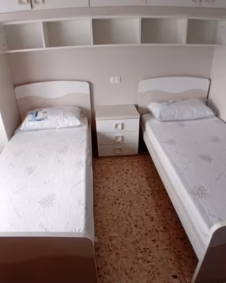 Letti singoli+ materassi + cuscini + comodino