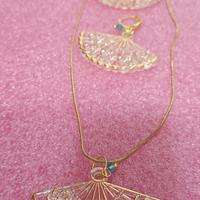 collana in acciaio dorato e orecchini 