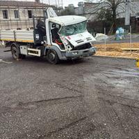 Camion con gru, da cambiare solo la cabina