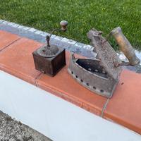 Ferro da stiro e macinino dei primi anni del 1900