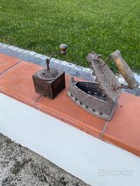 Ferro da stiro e macinino dei primi anni del 1900