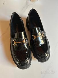 Mocassino nero suola alta con fibbia