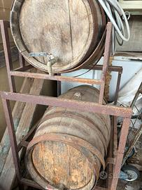 Botti in legno e torchio vino