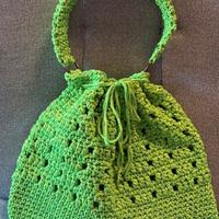 Borsa artigianale verde con manico tubolare