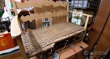 Divanetto + 2 sedie in legno